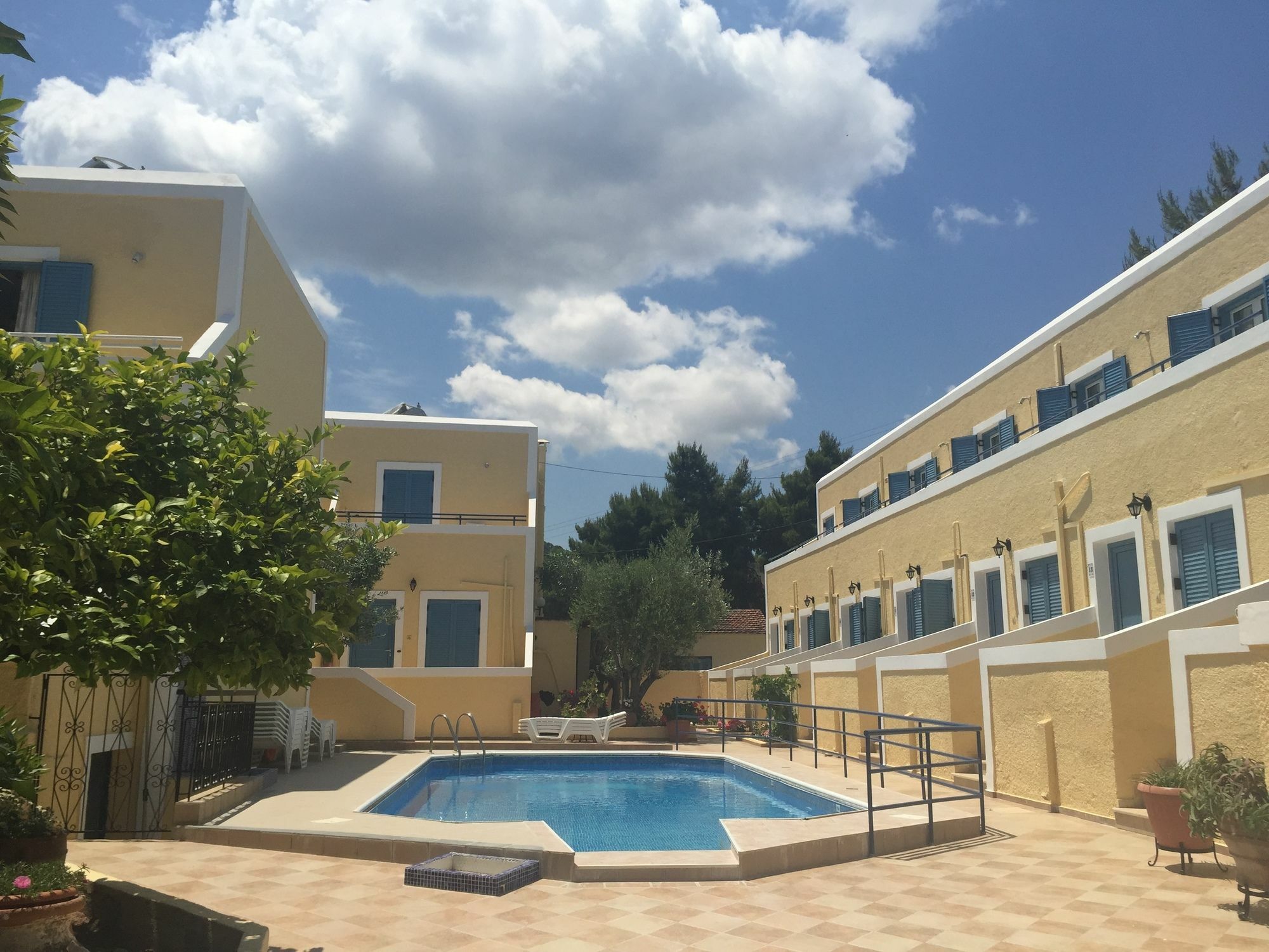 Esperides Maisonettes Agia Marina  Екстериор снимка